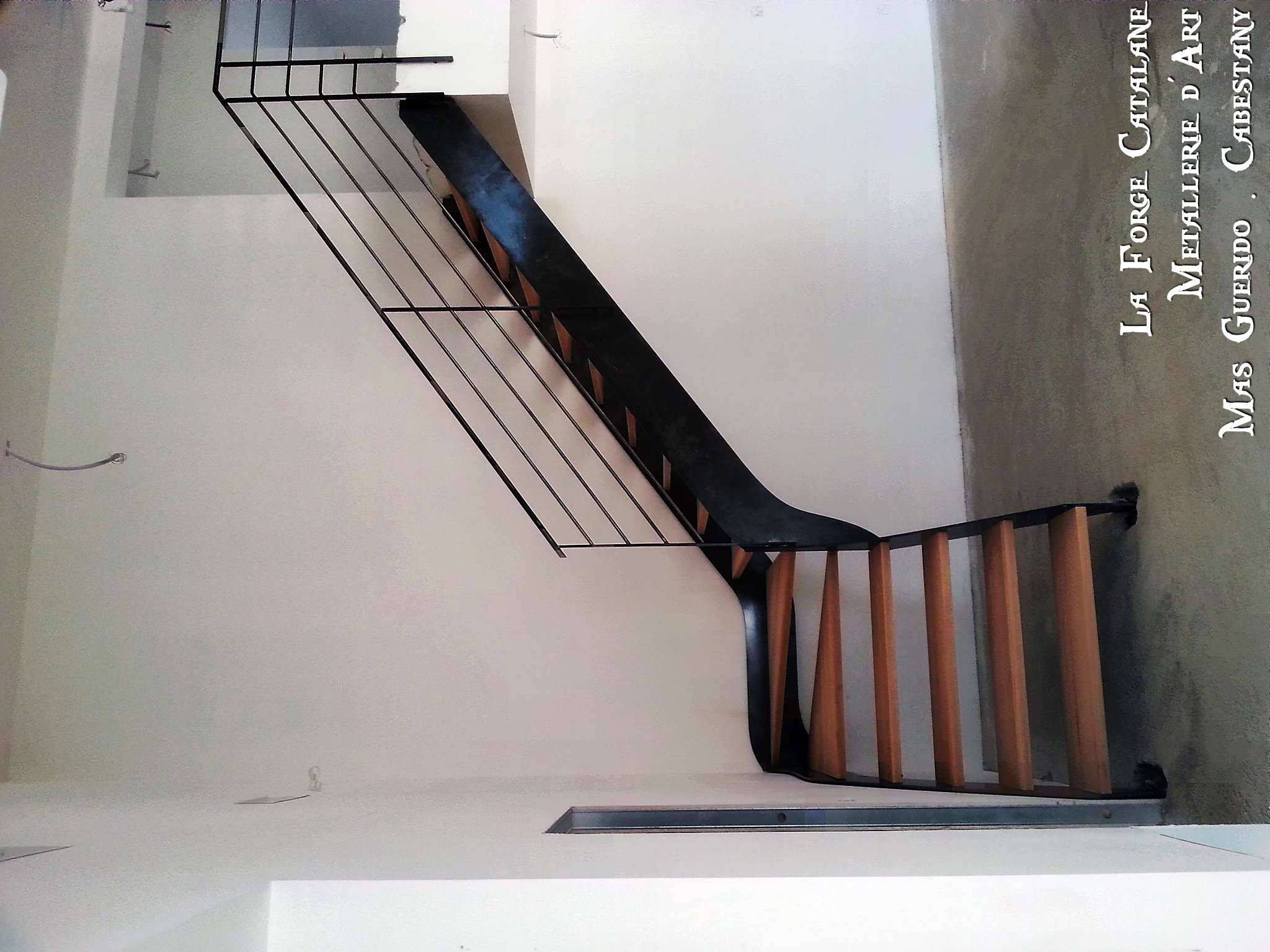 escalier double limon fer plat marches bois (4) forge catalane.jpg